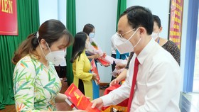 Bí thư Thành ủy TP Thủ Đức Nguyễn Văn Hiếu trao quyết định kết nạp đảng đảng viên mới