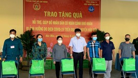 Đại diện Sawaco trao quà đến người dân khó khăn tại huyện Hóc Môn
