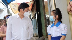 Bí thư Quận ủy quận Bình Thạnh trao thiết bị hoc tập đến học sinh có hoàn cảnh khó khăn