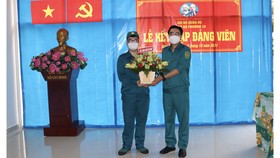 Bí thư Đảng ủy phường 10 Ngô Giang Hoàng Hân chúc mừng đảng viên trẻ Đỗ Tiến Phát