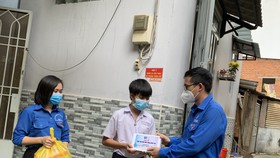 Bí thư Đoàn thành niên Tổng Công ty điện lực TPHCM Huỳnh Tấn Khương trao thiết bị học tập cho trẻ mồ côi tại quận 4