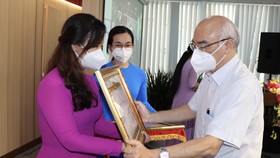 Trưởng Ban Tuyên giáo Thành ủy TPHCM Phan Nguyễn Như Khuê trao Bằng khen cho tập thể tiêu biểu
