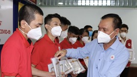 Chủ tịch Hội Chữ thập đỏ TPHCM Trần Trường Sơn trao giấy khen cho tình nguyện viên