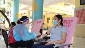 Người lao động tham gia hiến máu ngày 24-10