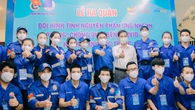 Phó Trưởng Ban Dân vận Thành ủy TPHCM Ngô Văn Luận động viên đội hình tình nguyện hỗ trợ tỉnh Sóc Trăng