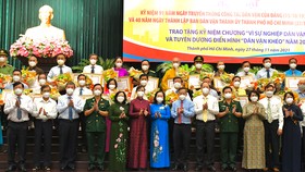 Các đồng chí lãnh đạo TPHCM,các đại biểu chúc mừng điển hình dân vận khéo. Ảnh: VIỆT DŨNG