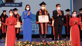 Phó Trưởng Ban Dân vận Thành ủy TPHCM Ngô Văn Luận tuyên dương các thủ khoa tốt nghiệp tiêu biểu