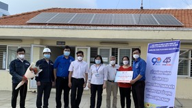 Đại diện EVN HCMC bàn giao công trình hệ thống điện năng lượng mặt trời cho trung tâm nuôi dưỡng bảo trợ trẻ em Linh Xuân