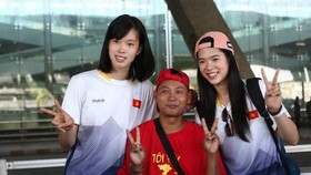 Chủ công Thanh Thúy (trái) và phụ công Thanh Thúy (phải) được CĐV Thái Lan chào đón. Ảnh: SMMTV