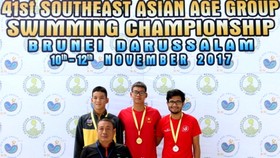 Kình ngư Kim Sơn (giữa) thi đấu nổi bật ở giải trẻ Đông Nam Á.