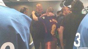 HLV Zidane đã kiên nhẫn đứng chờ nhiều phút để được ôm tạm biệt Iniesta. Ảnh: Marca