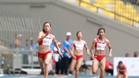 Lê Tú Chinh (trái) là VĐV chủ lực của tổ tiếp sức 4x100m nữ TPHCM. Ảnh: PHÚC NGUYỄN