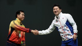 Xạ thủ Jin Jong Oh (phải) là đối thủ quen thuộc của Hoàng Xuân Vinh.
