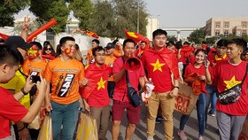 Những CĐV trung thành luôn sẵn sàng đồng hành cùng đội tuyển Việt Nam ở UAE.