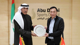 Ông Mohammed Khalfan Al Romaithi (trái) hứa hẹn sẽ hỗ trợ nguồn kinh phí lớn cho các quốc gia phát triển bóng đá.