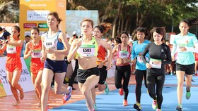 Nhà vô địch SEA Games Nguyễn Thị Oanh (E503) dễ dàng gàinh chiến thắng ở đường đua 5km nữ.