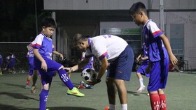 Lưu Ngọc Hùng với các học viên "nhí" trong buổi tập đầu tiên làm quen với bóng. Ảnh: Anh Trần