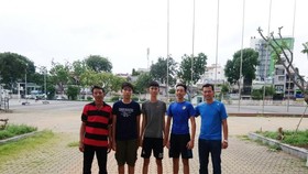 HLV Nguyễn Trọng Nghĩa (bìa phải) và 3 VĐV năng khiếu vừa được tuyển về ngày 28-6-2019.