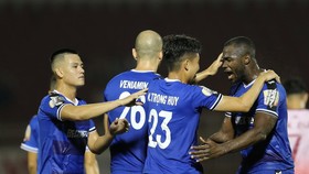 Đồng đội chia vui cùng Trọng Huy sau siêu phẩm ở phút 34 đánh bại thủ môn Văn Phong. Ảnh: DŨNG PHƯƠNG