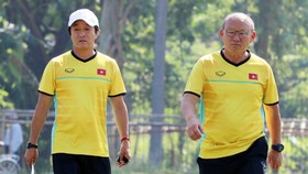 Trợ lý Lee Young-jin và HLV Park Hang-seo sẽ toả đi để nghiên cứu các đối thủ nằm chung bảng.