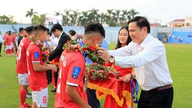 Chủ tịch HĐQT Công ty VPF trao Huy chương vàng cho đội Hà Tĩnh. Ảnh Anh Trần