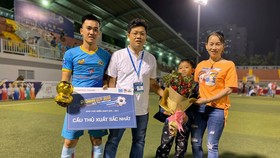 Bầu Tèo được gia đình và “đệ ruột” Trung “độ” chung vui khi vô địch giải SPL-S2, giải sân 7 danh giá số 1 của giới phủi Sài thành.