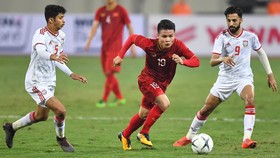 Luật mới của FIFA sẽ giúp Quang Hải (giữa) và đội tuyển Việt Nam thuận lợi hơn.