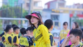 Quả bóng vàng 2008 Đỗ Thị Ngọc Châm hứng thú với Trung tâm bóng đá cộng đồng CFF của mình.