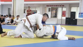 Các VĐV judo khiếm thi thi đấu tại Cúp các CLB toàn quốc 2020. Ảnh: NGUYỄN ANH