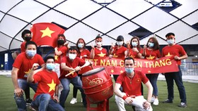 Các cổ động viên của đội tuyển Việt Nam tại UAE. Ảnh: KHƯƠNG DUY