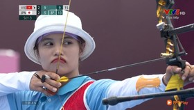 Ánh Nguyệt thi đấu vòng loại cung 1 dây nữ.