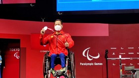 Lê Văn Công trên bục nhận HCB hạng cân 49kg nam tại Paralympic Tokyo 2020.
