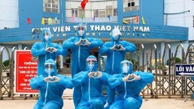 Các bác sĩ của Bệnh viện thể thao Việt Nam tham gia hỗ trợ tại Quận 8 (TPHCM).