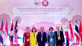 Thứ trưởng Bộ VH-TT-DL Lê Khánh Hải (giữa) cùng các đại biểu Việt Nam dự Hội nghị Bộ trưởng ASEAN về thể thao lần thứ 5-2019. Ảnh: 
