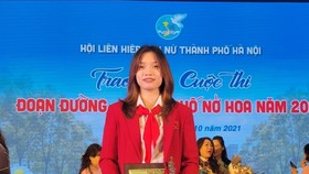 Nữ võ sĩ Nguyễn Thị Tâm được vinh danh là "Phụ nữ thủ đô tiêu biểu năm 2021". Ảnh: NHƯ CƯỜNG