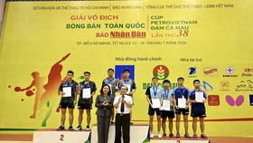 Ông Trần Gia Thái (Chủ tịch Liên đoàn Bóng bàn Việt Nam) trao giải cho các VĐV tại giải toàn quốc.