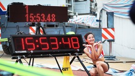 Nguyễn Thị Oanh bên kỷ lục quốc gia 5.000m nữ. Ảnh: MINH HOÀNG