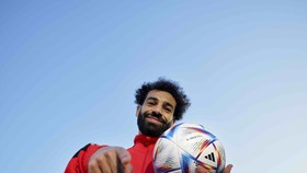 Mohamed Salah chụp cùng trái bóng chính thức của FIFA World Cup 2022™ - Al Rihla.