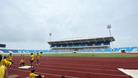 Các tuyển thủ điền kinh Việt Nam tập luyện tại sân Mỹ Đình chuẩn bị cho SEA Games 31.