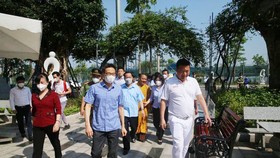 Phó Thủ tướng Vũ Đức Đam kiểm tra công tác chuẩn bị cho SEA Games tại Cụm sân quần vợt Hanaka ở Bắc Ninh. Ảnh: TC TDTT