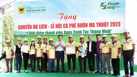 TGĐ Ngô Văn Đông trao giải nhất cho đội An Giang.