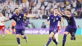 Messi và các đồng đội ăn mừng chiến thắng của Argentina.