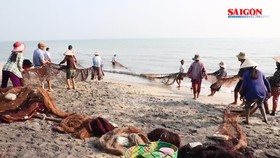 Kéo “lưới rồng” bắt 2 tấn cá ở Huế
