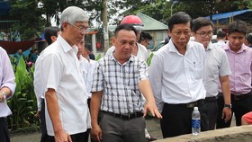 Phó Chủ tịch UBND TPHCM Võ Văn Hoan chỉ đạo khắc phục sự cố vỡ bờ bao ở quận 8 