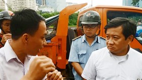 Ông Đoàn Ngọc Hải (bìa phải), Phó Chủ tịch UBND quận 1 phát biểu trước dân rằng: “sống ở quận 1 phải biết luật còn không thì về rừng U Minh sống”