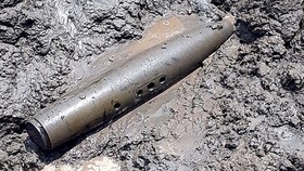 Tá hỏa phát hiện bom vùi trong cát trên sà lan 