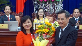 Bí thư Tỉnh ủy Bạc Liêu Nguyễn Quang Dương tặng hoa chúc mừng bà Lâm Thị Sang