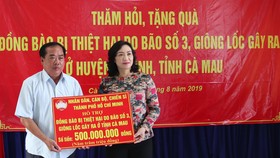 Lãnh đạo TPHCM  tặng quà người dân U Minh bị thiệt hại do bão số 3 gây ra