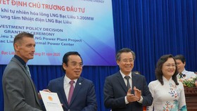 Trao giấy chứng nhận đăng ký đầu tư cho dự án Nhà máy điện LNG 4 tỷ USD