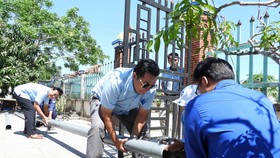 Lắp đặt đường ống dẫn nước dẫn nước ngọt “giải khát” cho người dân lúc cao điểm mùa khô hạn